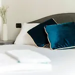 Shades Of Lake - Blue Apartment